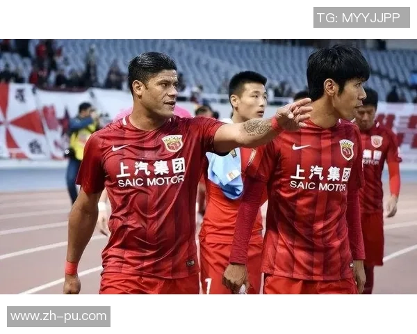 青岛队与上港队比赛裁判表现引发热议球迷反响不一